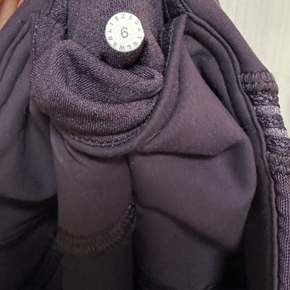 NWOT LULULEMON PURPLE LEGGINGS WITH LACE STRIPED DETAIL SIZE 6 - Picture 5 of 5